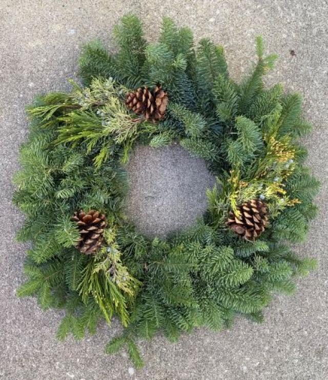 Wreath 30" Mixed w/cones